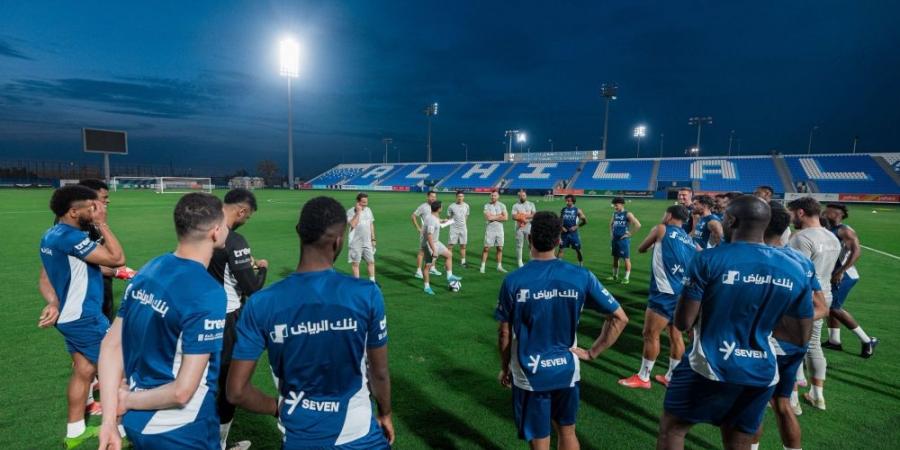 اجتماع عاجل من الشلهوب مع لاعبي الهلال قبل مباراة الرائد - عرب فايف