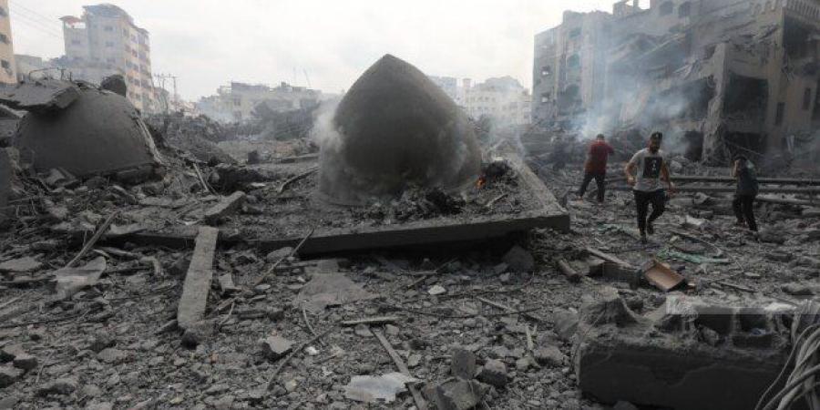 استشهاد 5 فلسطينيين في قصف إسرائيلي يستهدف منازل وخيام نازحين وسط وجنوب غزة - عرب فايف