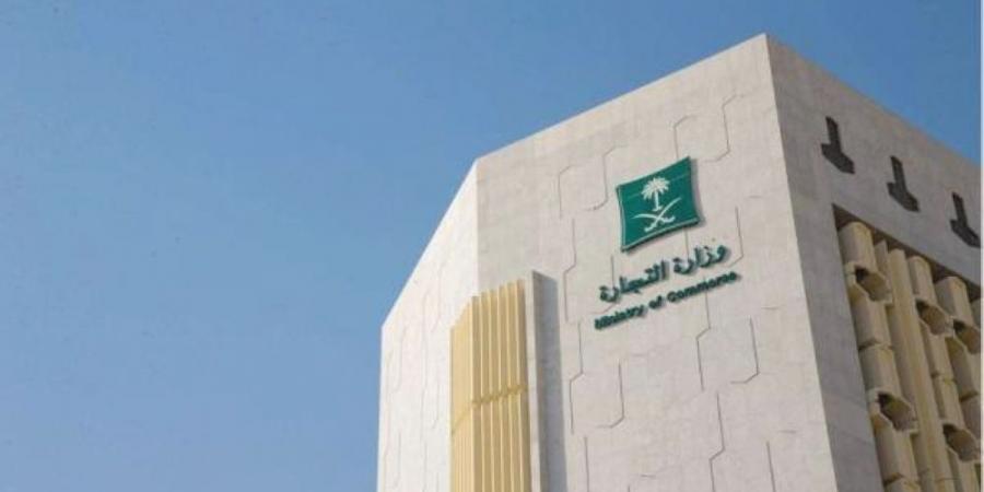 «التجارة» تشهّر بمواطنة ومقيمين لارتكابهم جريمة التستر في نشاط النقل - عرب فايف