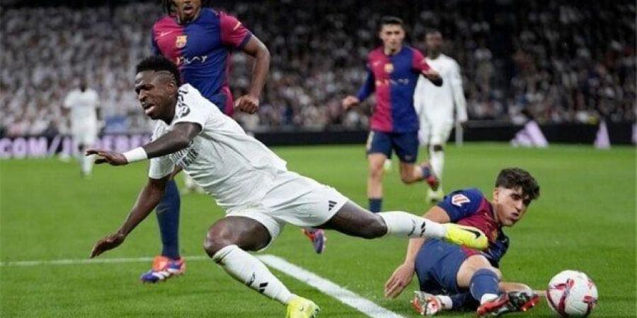 سنة أولى كلاسيكو.. تعرف علي حكم مباراة ريال مدريد وبرشلونة بالدوري الإسباني - عرب فايف