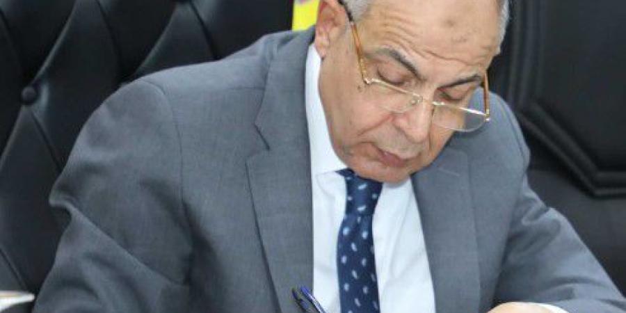 محافظ المنيا يوافق على ترخيص 50 تاكسي لتحسين خدمات النقل - عرب فايف