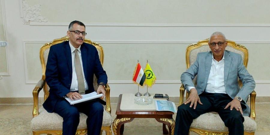 محافظ شمال سيناءيستقبل مستشار رئيس الجهاز القومي لتنظيم الاتصالات - عرب فايف