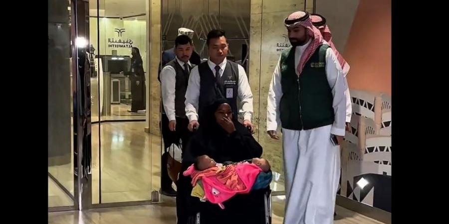 بتوجيهات القيادة.. وصول التوأمين السياميين الصوماليين إلى الرياض - عرب فايف