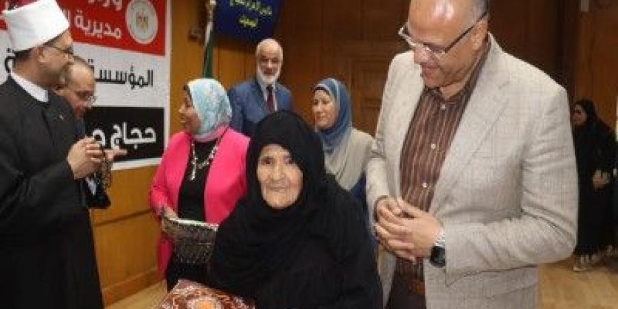 محافظ القليوبية يوزع ملابس الإحرام على ٤٩٥ حاج وحاجة لعام ١٤٤٦هـ - عرب فايف