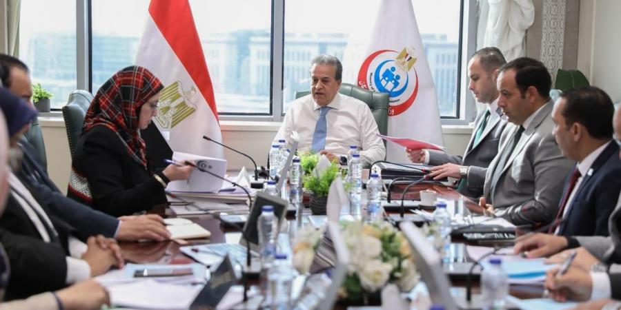 وزير الصحة والسكان يناقش مشروع موازنة قطاع الصحة للعام المالي 2026/2025 - عرب فايف