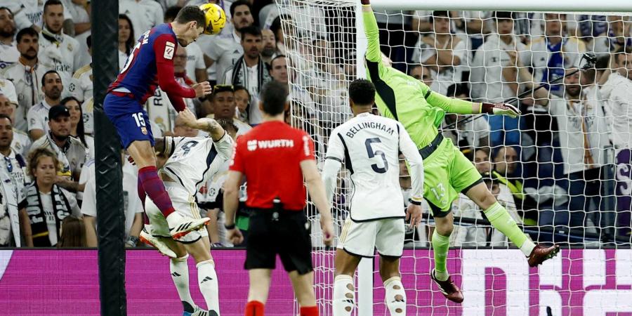 هيرنانديز هيرنانديز يدير الكلاسيكو المقبل بين برشلونة وريال مدريد - عرب فايف