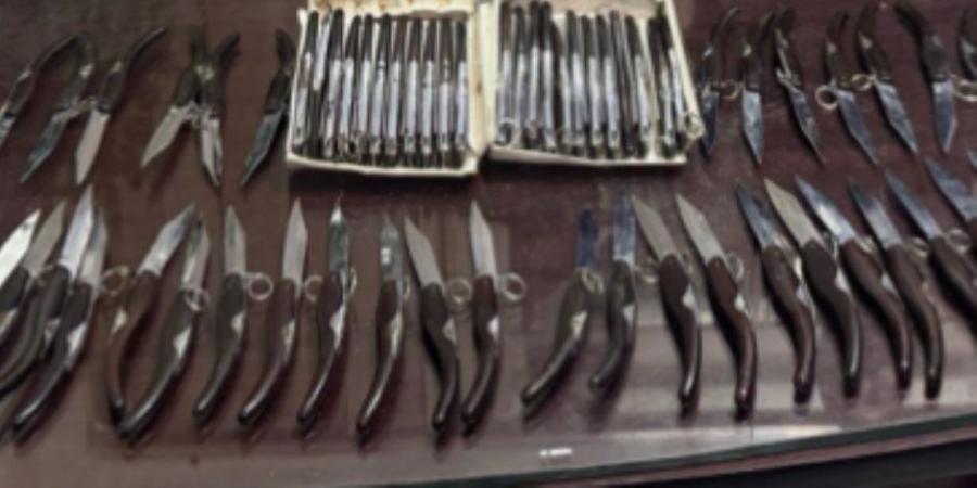 ضبط مروجي الأسلحة البيضاء على صفحات التواصل الاجتماعي - عرب فايف