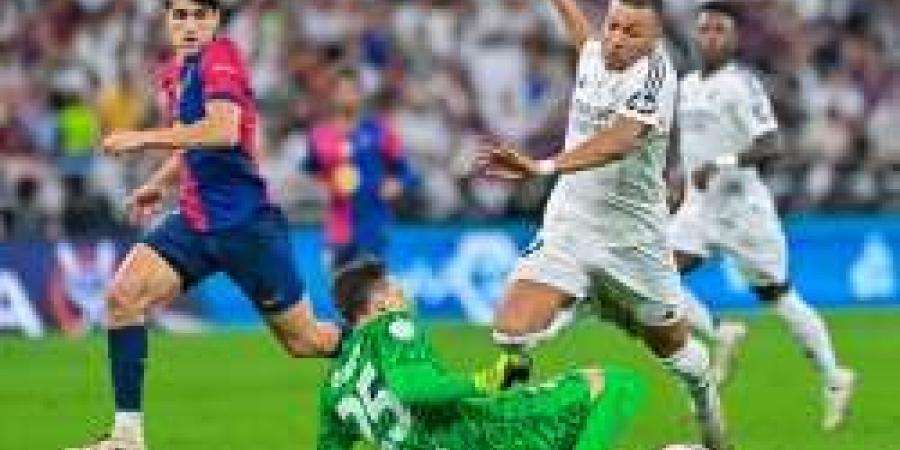 الكشف عن طاقم التحكيم الذي سيدير الكلاسيكو بين ريال مدريد وبرشلونة - عرب فايف