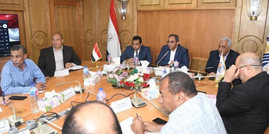 محافظ قنا يتابع مشروعات الخطة الاستثمارية - عرب فايف