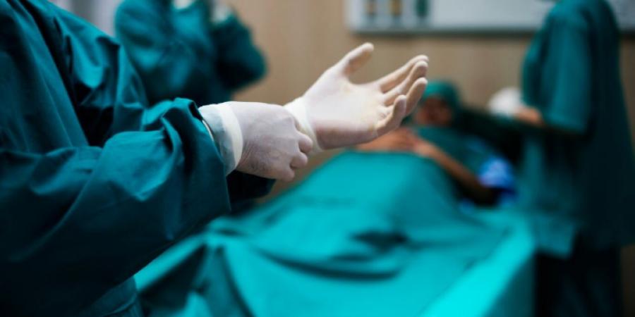 مكة المكرمة.. جراحة عاجلة تنهي معاناة مقيمة من تسرب السائل النخاعي - عرب فايف