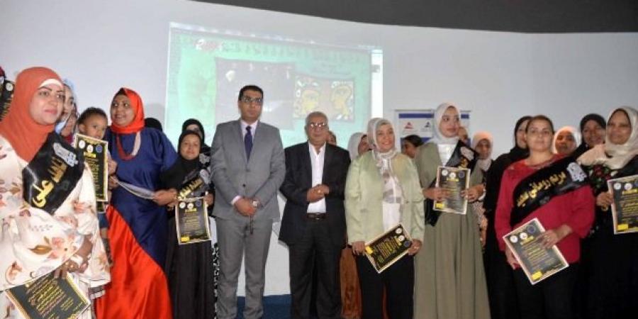 نائب محافظ الأقصر يكرم رائدات الأعمال بمبادرة ست بـ ١٠٠ست. - عرب فايف