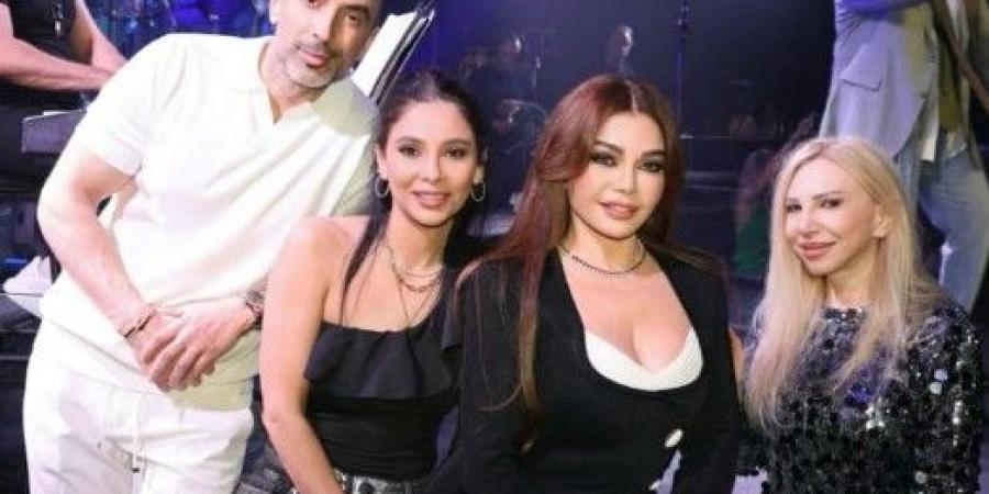 "هانو" شقيقة هيفا وهبي تخطف الأنظار في إحدى المناسبات.. تعرّفوا إليها (صور) - عرب فايف