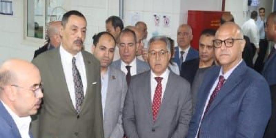 محافظ القليوبية ووفد من مجلس النواب يتفقدون مستشفى الناس بشبرا - عرب فايف