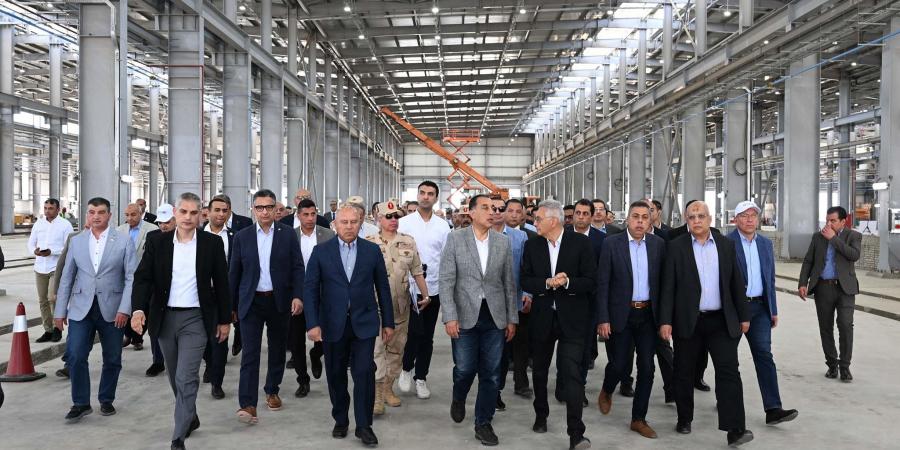 مدبولى يتفقد مصنع الشركة الوطنية المصرية لصناعات السكك الحديدية - عرب فايف
