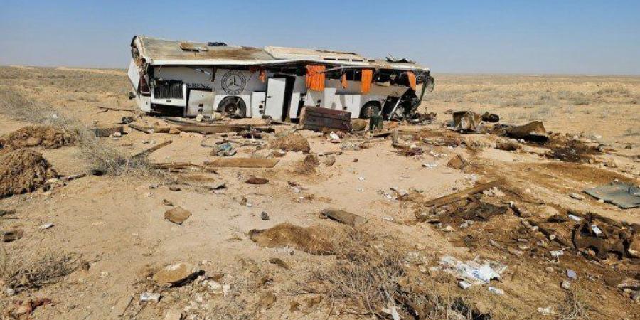 سوريا.. مصرع 6 أشخاص في حادث مروّع بين حافلة ركاب وشاحنة أغنام على طريق البادية - عرب فايف