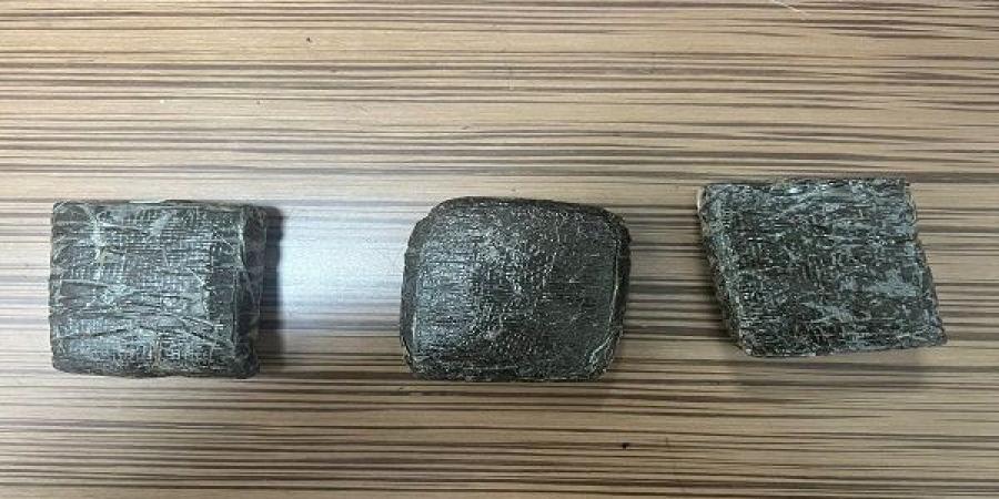 ضبط راكب أجنبي بحوزته ٣٠٠ جرام حشيش وحبوب مخدرة - عرب فايف