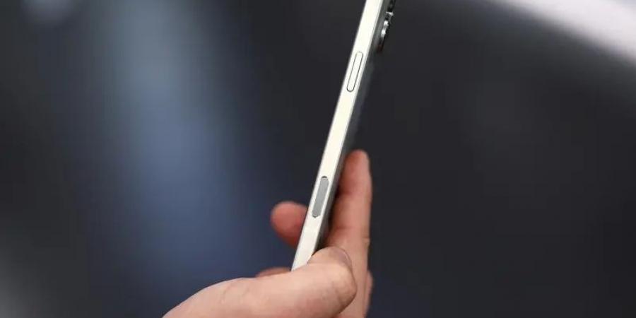 "iPhone 17 Air" قد يكون أنحف آيفون حتى مع غطاء الحماية - عرب فايف