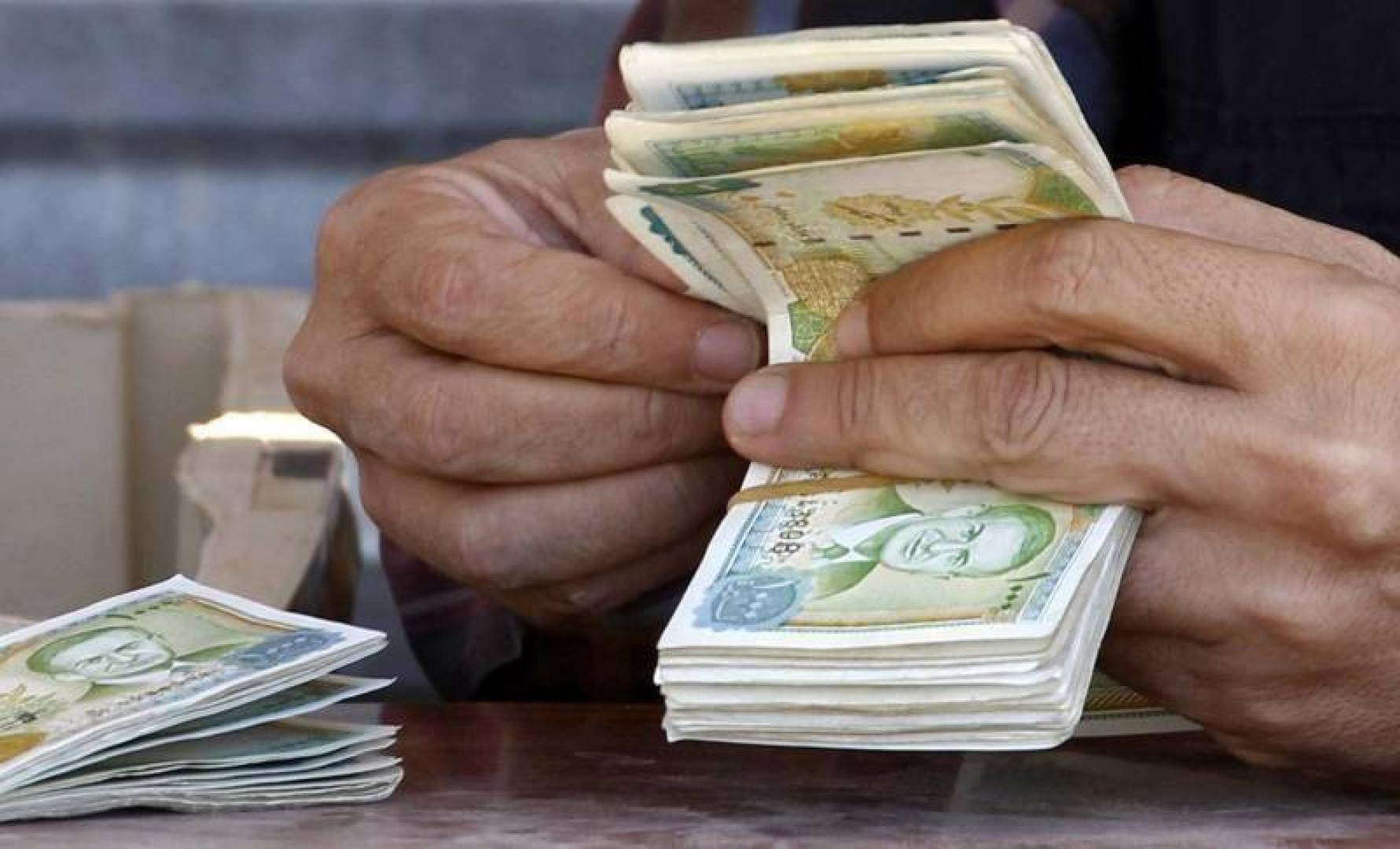 تماسك في البيع والشراء.. سعر الدولار والليرة التركية في السوق السوداء سوريا اليوم الخميس 9 يناير 2025 5 تماسك في البيع والشراء.. سعر الدولار والليرة التركية في السوق السوداء سوريا اليوم الخميس 9 يناير 2025