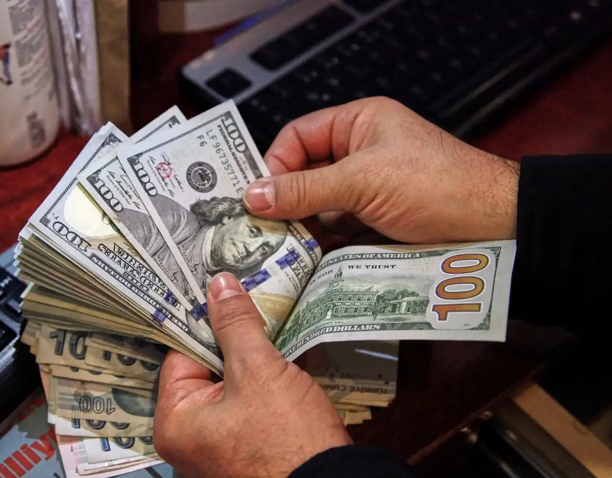 تراجع أسبوعي.. سعر ١٠٠ دولار في العراق اليوم في السوق السوداء بيع وشراء في بغداد وأربيل 5 تراجع أسبوعي.. سعر ١٠٠ دولار في العراق اليوم في السوق السوداء بيع وشراء في بغداد وأربيل