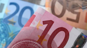 ترابط الأسواق.. سعر ١٠٠ اورو بالدينار الجزائري في سوق السكوار اليوم الخميس بيع وشراء