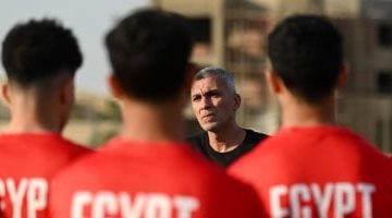 اجتماع أسامة نبيه بلاعبي منتخب الشباب قبل مواجهة المغرب
