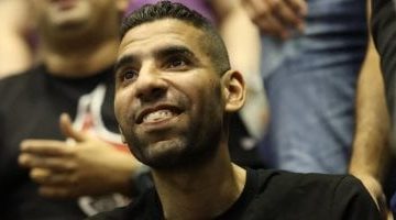 مؤمن زكريا يحتفل مع أبطال الأهلى بعد تحقيق كأس الكؤوس الإفريقية