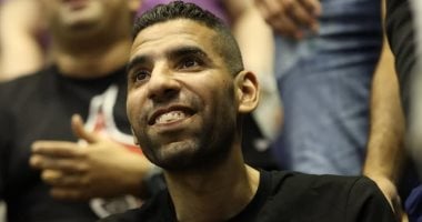 مؤمن زكريا يحتفل مع أبطال الأهلى بعد تحقيق كأس الكؤوس الإفريقية