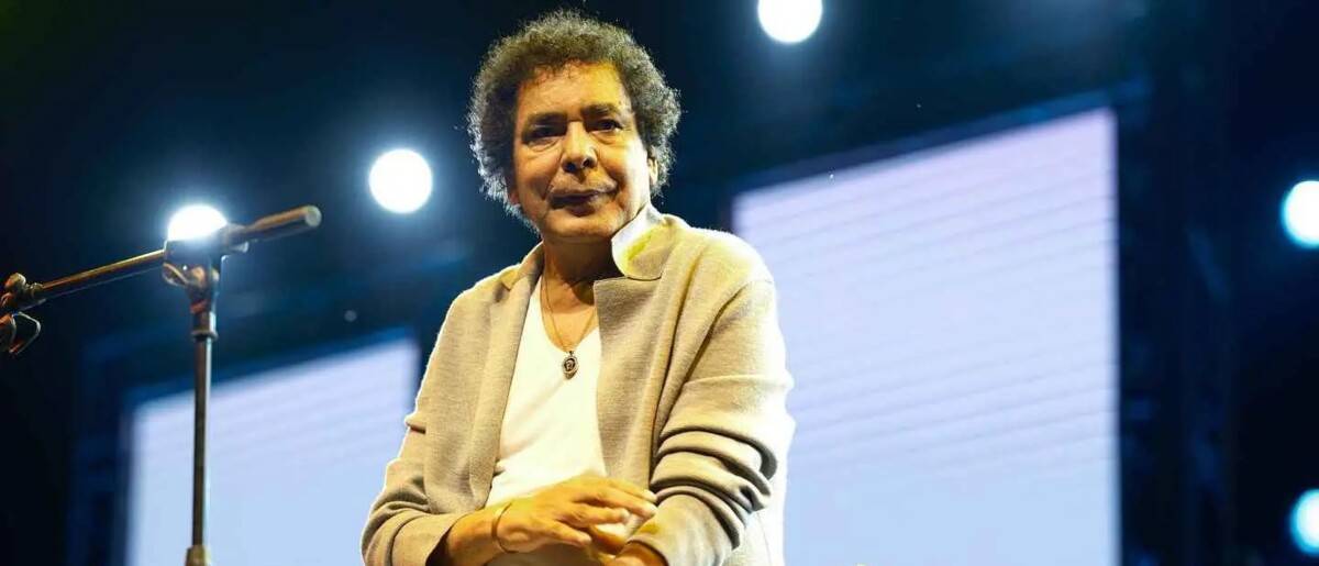 محمد منير يعود للاطمئنان على جمهوره بعد تعافيه