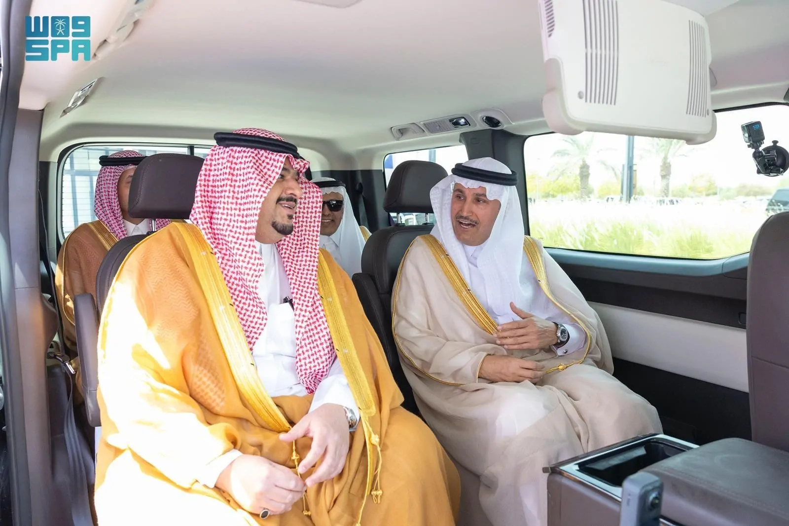 نائب أمير الرياض يستكشف مستقبل التنقل في جولة بمركبة ذاتية القيادة نحو مطار الملك خالد