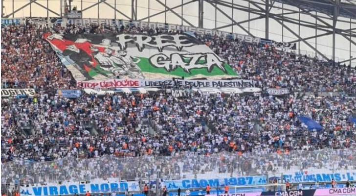 تضامن نابض: لافتات دعم فلسطين تتألق في مواجهة أولمبيك مارسيليا وباريس إف سي