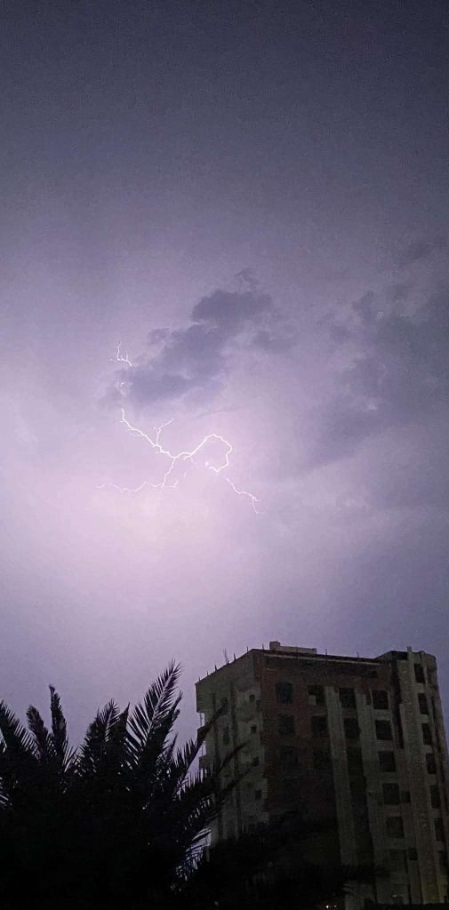 عدن تحت الأمطار: عاصفة غزيرة تضرب المدينة!