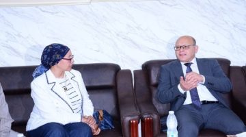 اجتماع رئيس جامعة سوهاج ومساعد وزير الاتصالات لتعزيز التحول الرقمي