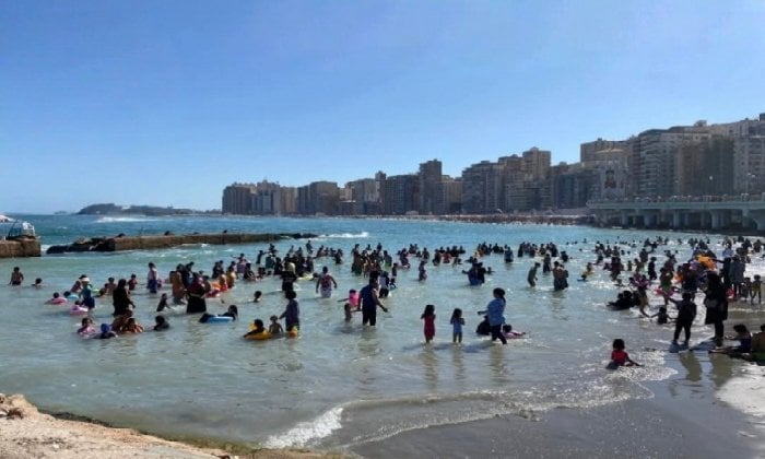 عودة الحياة إلى شواطئ الإسكندرية بعد انتهاء موسم الصيف