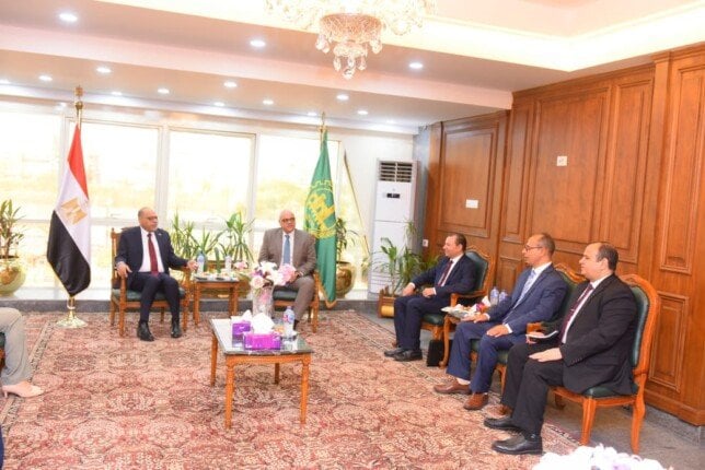 تعزيز الشراكة بين وزارة العمل ومحافظة القليوبية في مواجهة التحديات المشتركة