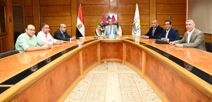 تعاون مثمر: رئيس جامعة أسيوط ووزارة الصحة في سبيل الابتكار الصحي