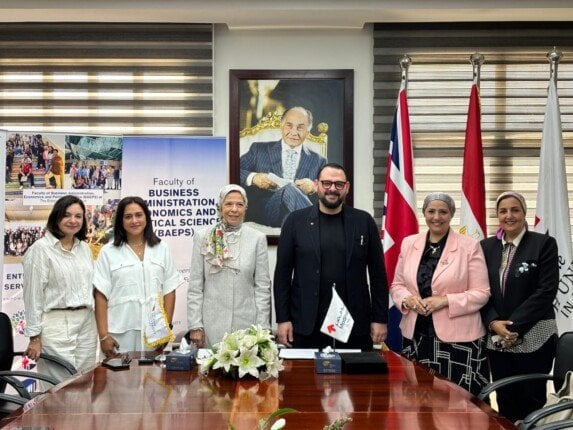 تعزيز الشراكة: كلية الاقتصاد والعلوم السياسية بالجامعة البريطانية توقع اتفاقية استراتيجية مع مدينة مصر