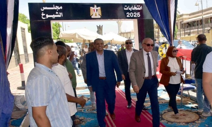 محافظ الأقصر يراقب سير انتخابات الإعادة في مدرسة وادي الملكات الابتدائية