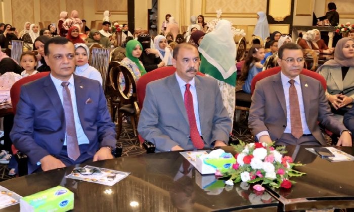 احتفال تفوق: محافظ سوهاج يكرّم طالبات مدرسة الأرقم