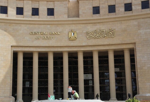 توقعات بتخفيض الفائدة في مصر: استطلاع رويترز يشير إلى انخفاض 100 نقطة أساس