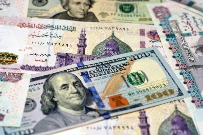 توقعات فيتش: الجنيه المصري يتحدى تقلبات سعر الدولار