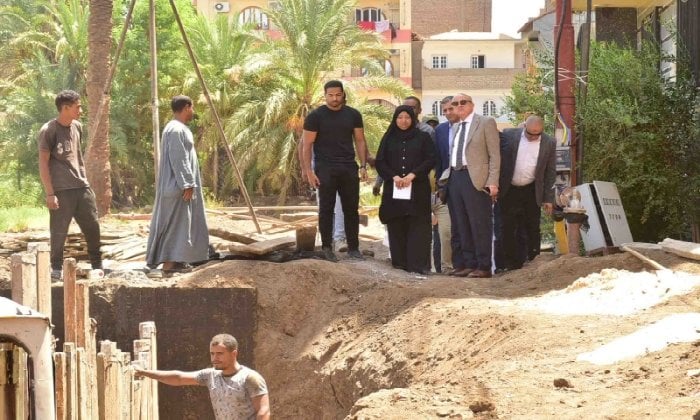 محافظ الأقصر يستعرض تقدم مشاريع الصرف الصحي في جولة تفقدية بحوض 18 ونفق صلاح سالم
