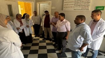 جولة وكيل الصحة في قافلة طبية بمركز شباب النجوع بإسنا