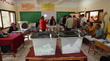 لجنة انتخابية في الأقصر تستعد لاستقبال الناخبين لجولة الإعادة بمجلس الشيوخ