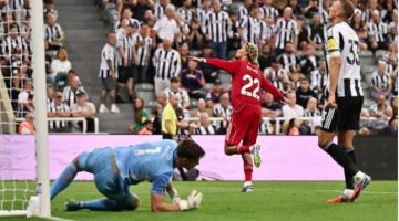 ليفربول يحقق فوزاً مثيراً على نيوكاسل في معركة الدوري الإنجليزي