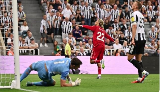 ليفربول يحقق فوزاً مثيراً على نيوكاسل في معركة الدوري الإنجليزي