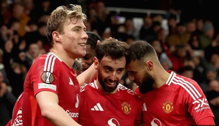 مانشستر يونايتد يخرج من كأس الرابطة الإنجليزية على يد جريمسبي تاون