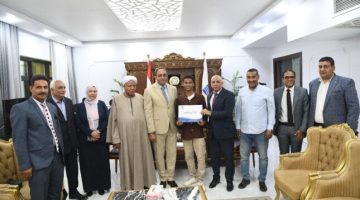 محافظ قنا يكرم أوائل خريجي مدرسة مياه الشرب بعقود عمل