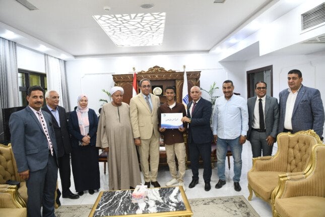 محافظ قنا يكرم أوائل خريجي مدرسة مياه الشرب بعقود عمل