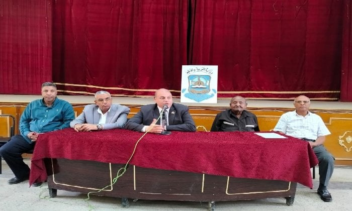 مدير تعليم قنا يضمن جاهزية مستحقات العاملين والكتب للعام الدراسي القادم