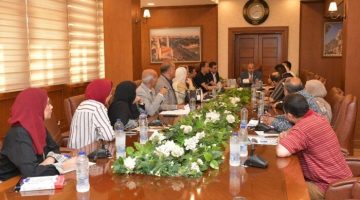 مسؤول بورسعيد يطالب بالإسراع في دفع مستحقات المعلمين المالية